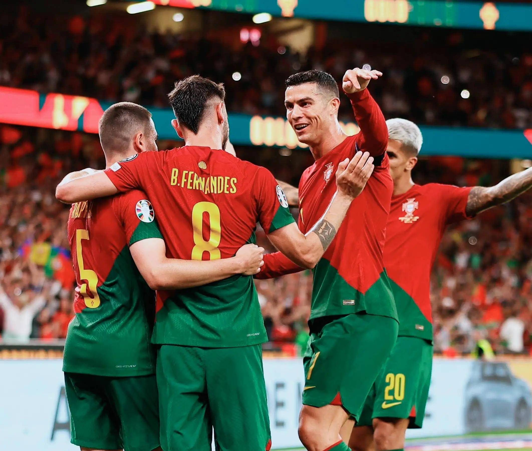 包含欧洲足球大战再度上演,谁能笑到最后?的词条 包含欧洲足球大战再度上演,谁能笑到最后?的词条