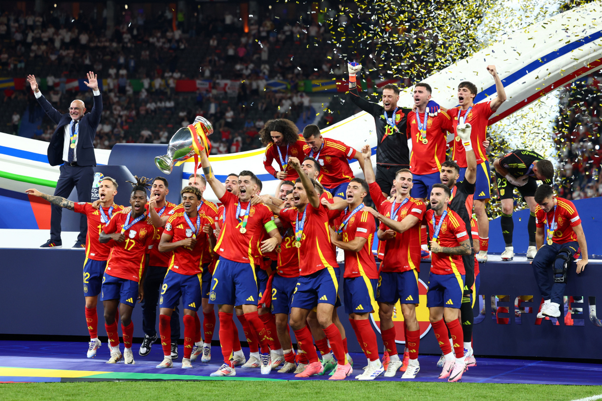 包含欧洲足球大战再度上演,谁能笑到最后?的词条 包含欧洲足球大战再度上演,谁能笑到最后?的词条