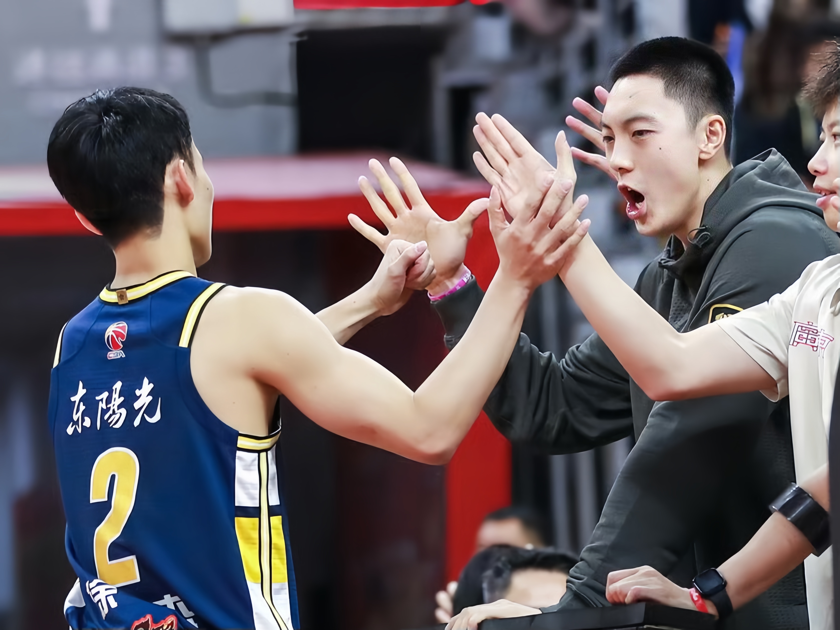 球员在比赛中展现高超技艺，带领球队获胜