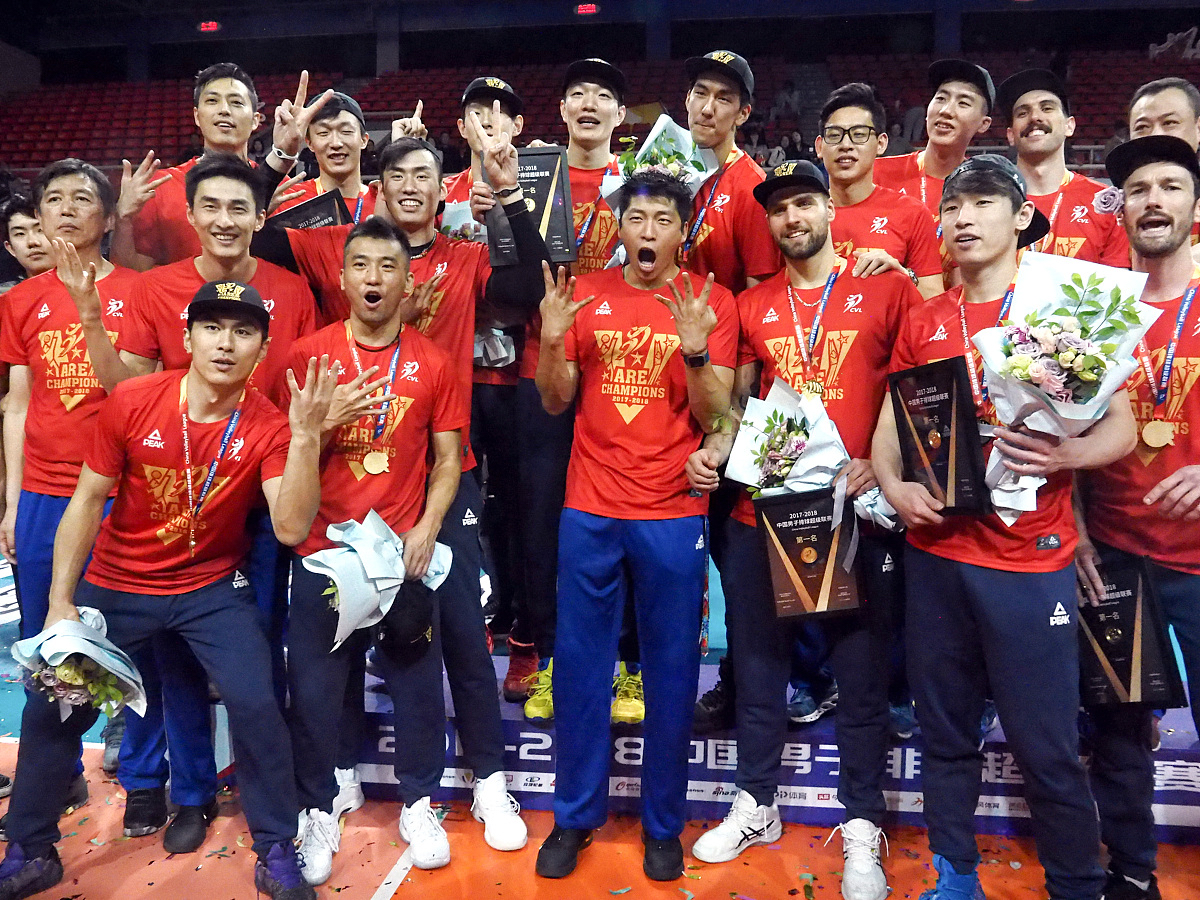 强队在球场上展现实力和团队精神