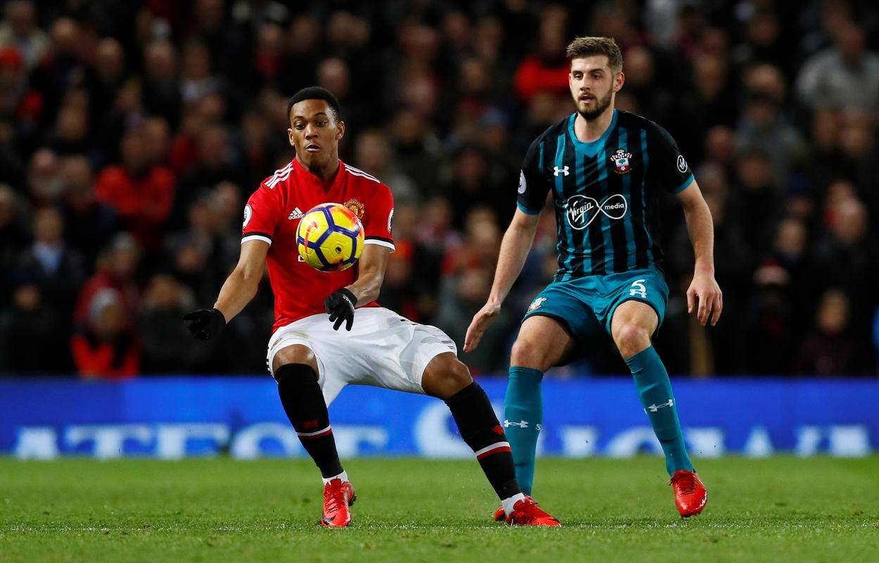 包含南安普顿再度失利，球队保级形势严峻的词条