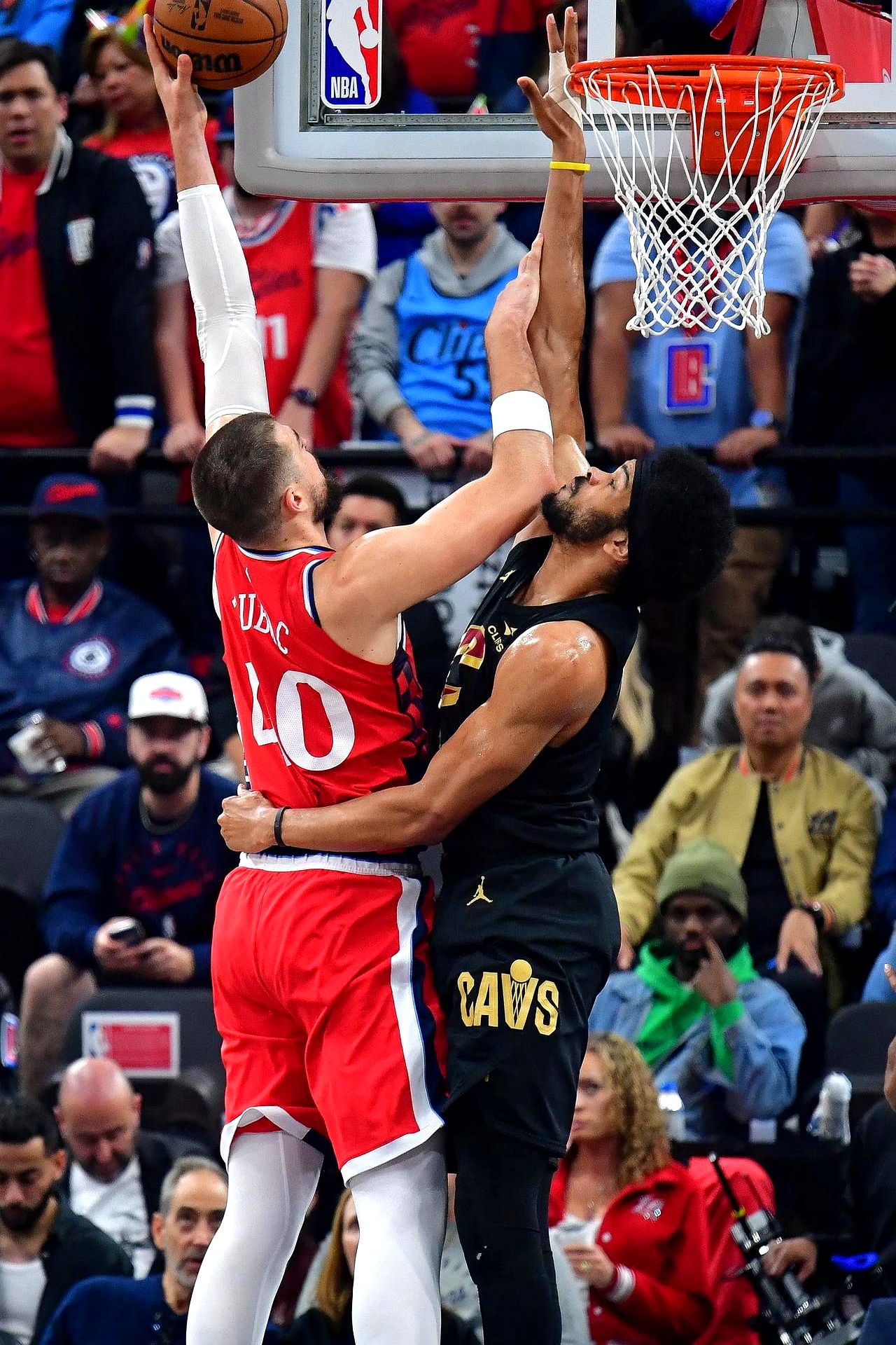 快船锋线守护稳固，对手进攻难以突破