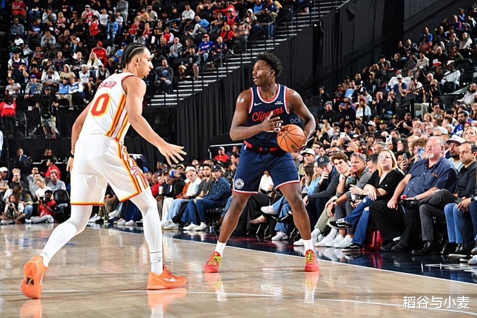 快船锋线守护稳固，对手进攻难以突破