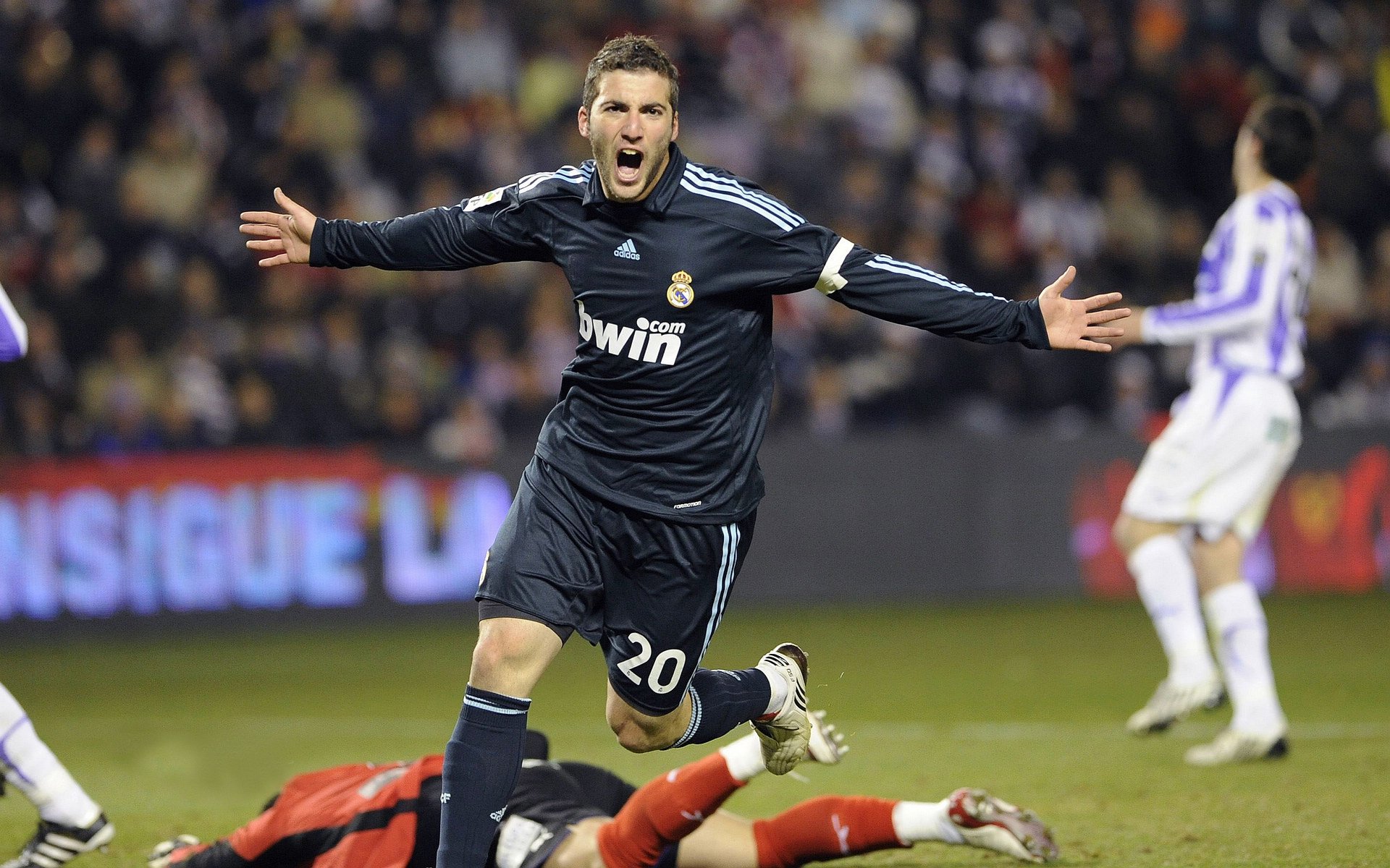 勇士完胜掘金，爱德华兹点燃赛场，新生代与王朝的激情碰撞