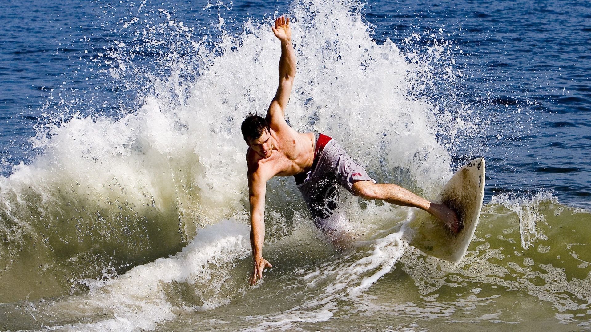 孤锋破晓，本泽马扛鼎之夜与乌拉圭式鏖战的足球启示